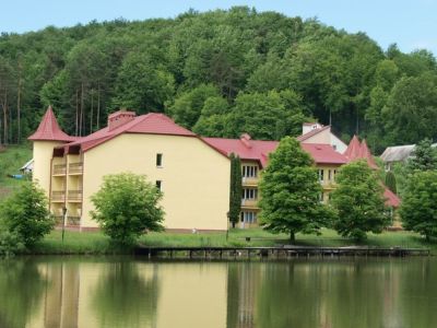 Майдан. База відпочинку "Чарівні озера"