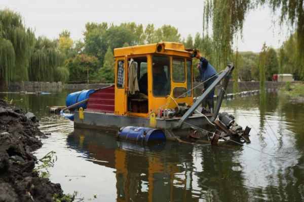 Во время очистки и углубления пруда в Тернополе со дна поднято и вывезено более 80 тонн мусора
