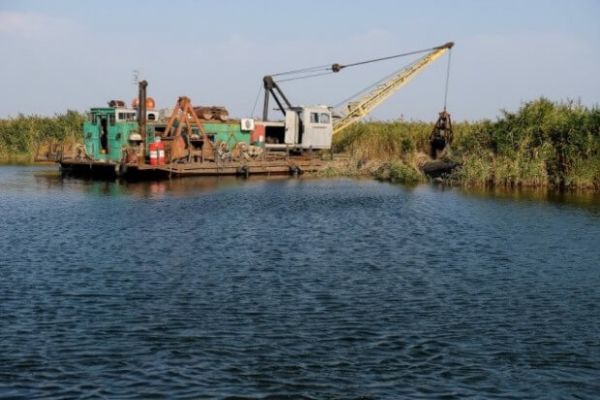 На Днепропетровщине впервые за 30 лет расчищают речку